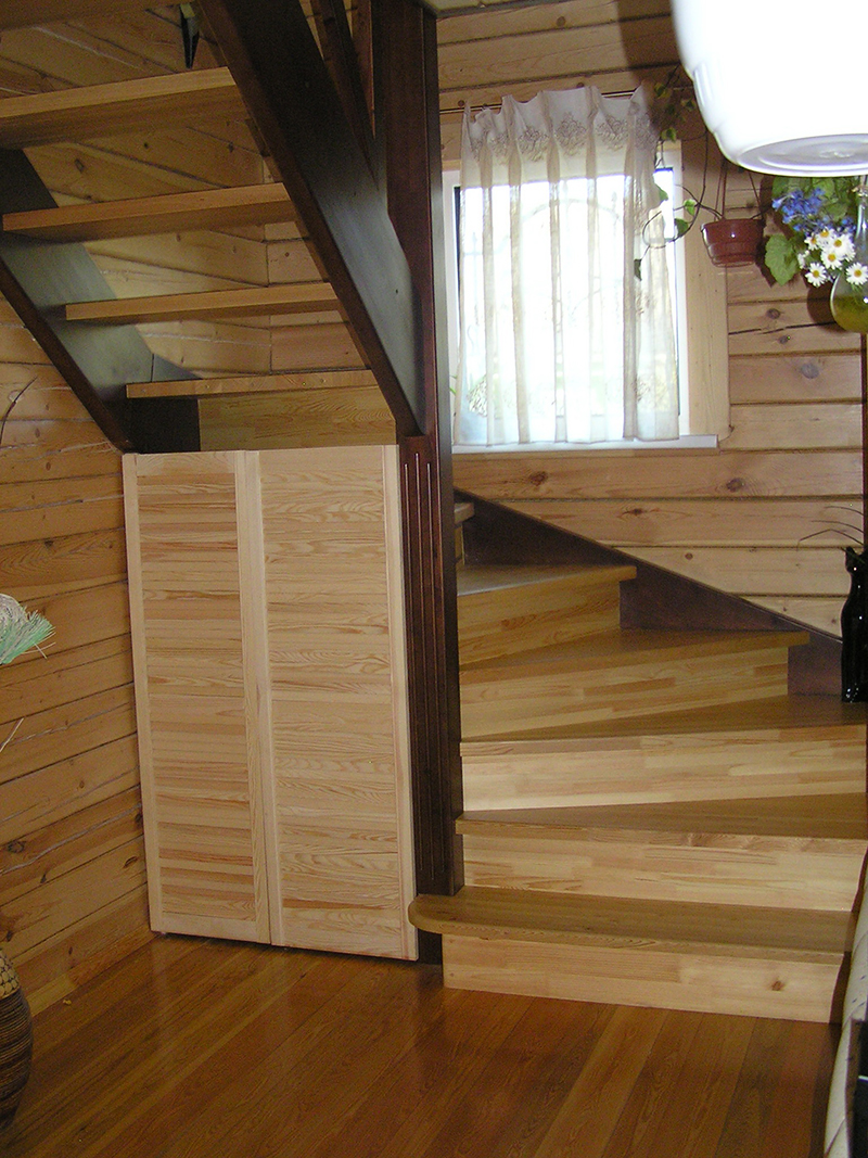 отделка деревянной лестницы, деревянный массив